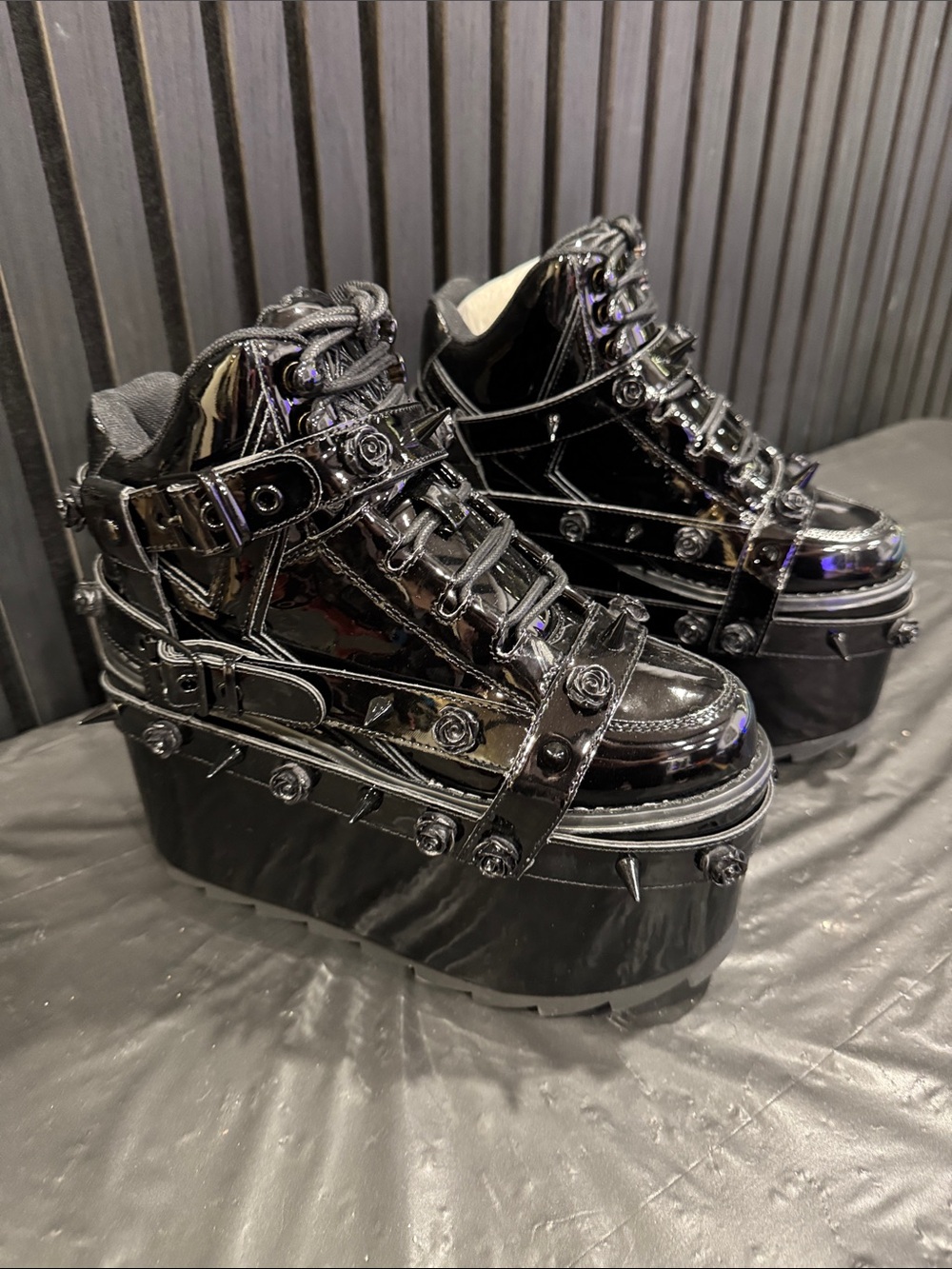 YRU QOZMO PATENT BONDAGE ROSE PLATFORM SNEAKERS